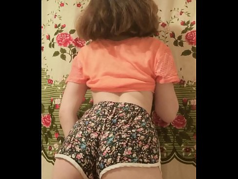 ❤️ Sexy junges Babe zieht ihre Shorts vor der Kamera aus ❌ Porn video bei uns ☑